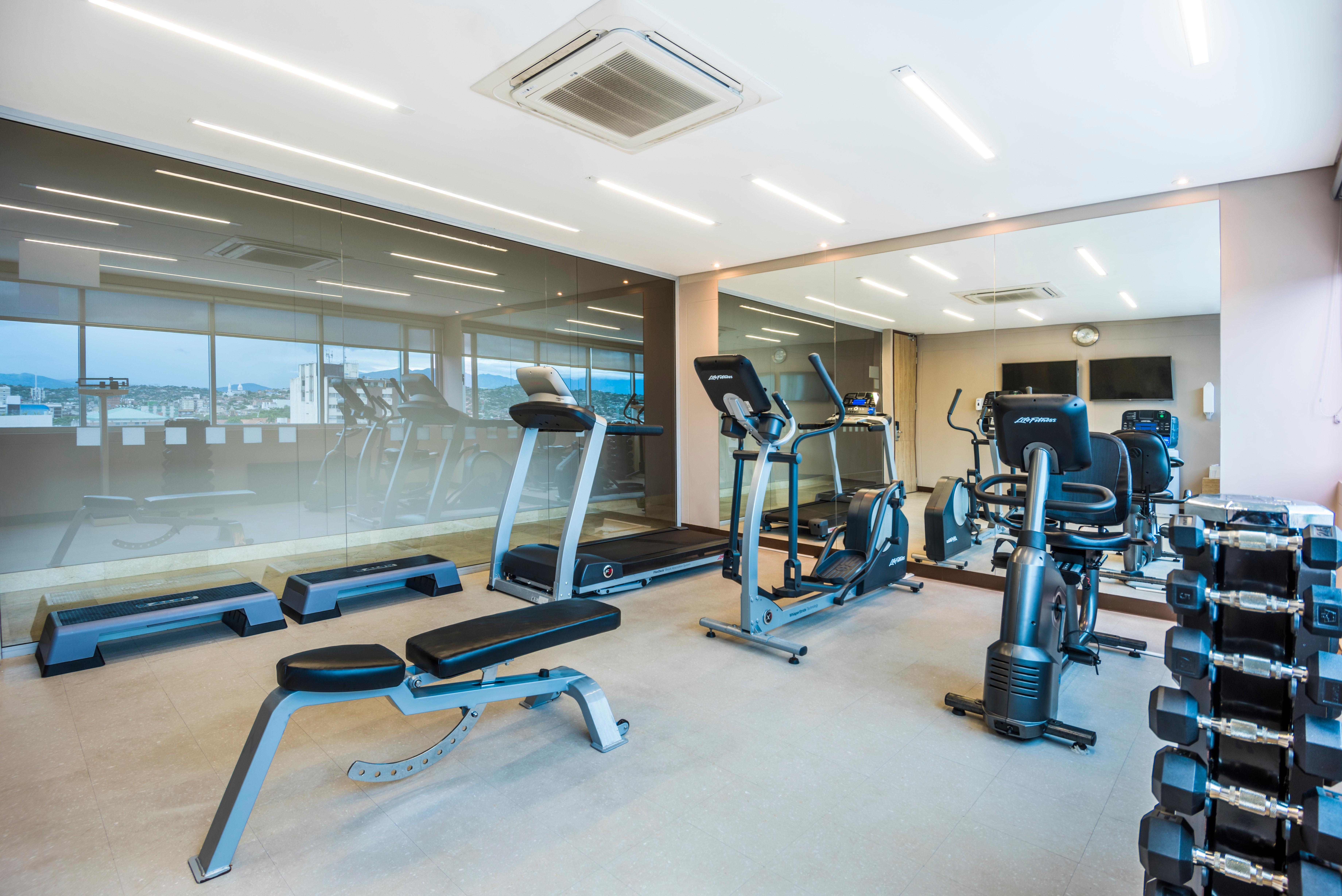 Holiday Inn Cucuta By Ihg Экстерьер фото A gym in a hotel