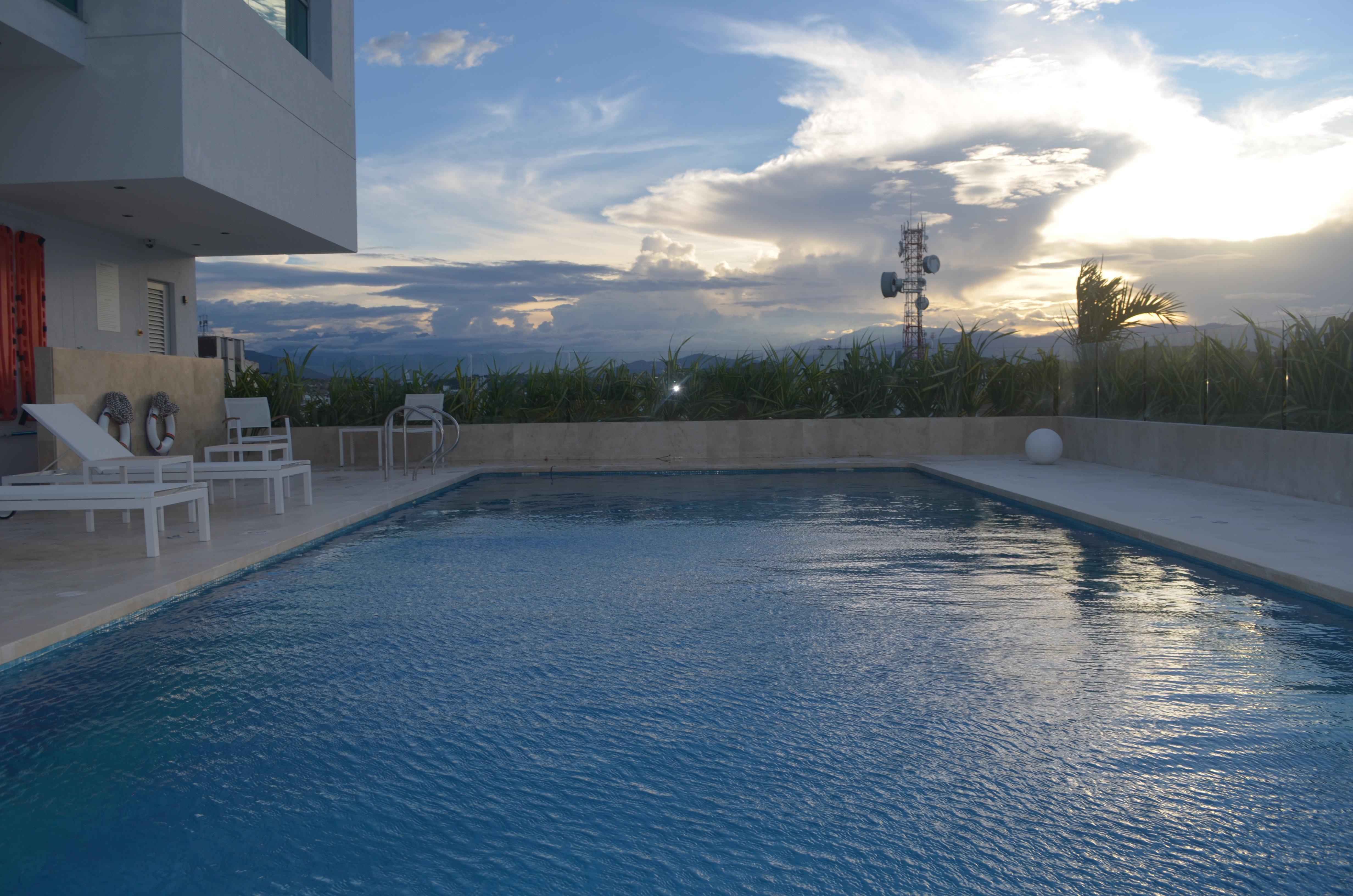 Holiday Inn Cucuta By Ihg Экстерьер фото Swimming pool at the hotel