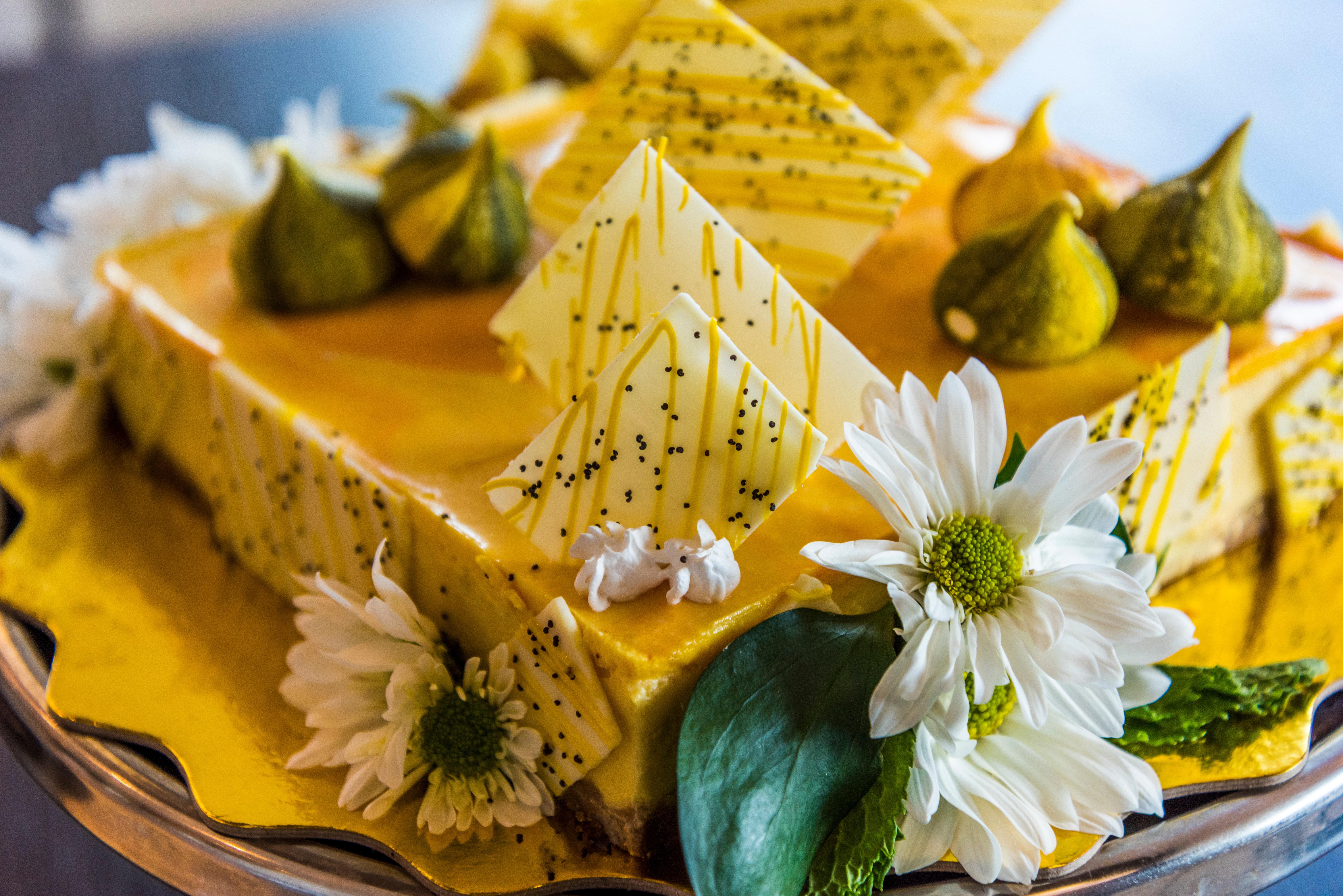 Holiday Inn Cucuta By Ihg Экстерьер фото A mango cake