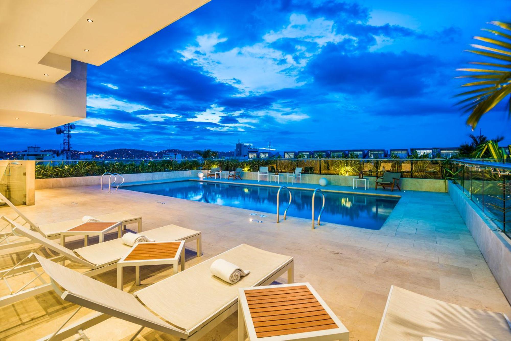 Holiday Inn Cucuta By Ihg Экстерьер фото Rooftop pool at the hotel